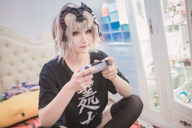 长宁县铜锣乡高潮村茵红李基地游客花间流连‘半岛平台在线登入’